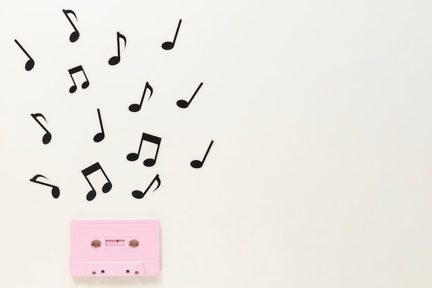 Photo gratuite cassette audio à plat avec notes de musique