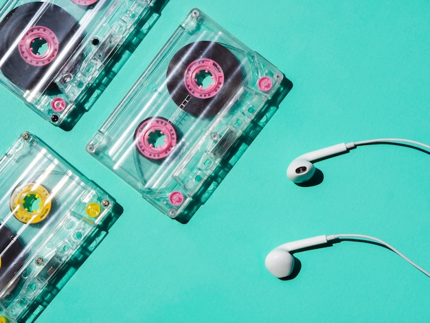 Cassette audio transparente avec un casque reflétant une lumière vive