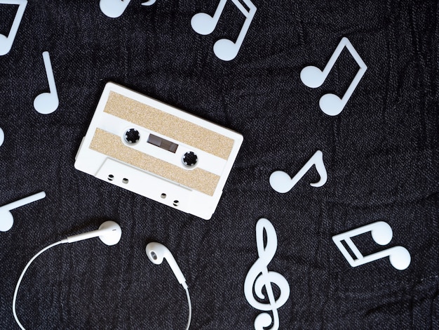 Photo gratuite cassette cassette blanche minimaliste avec notes de musique autour