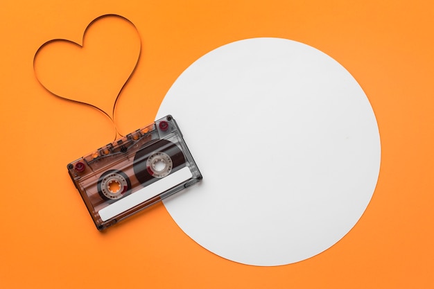 Photo gratuite cassette avec film d'enregistrement magnétique en forme de coeur