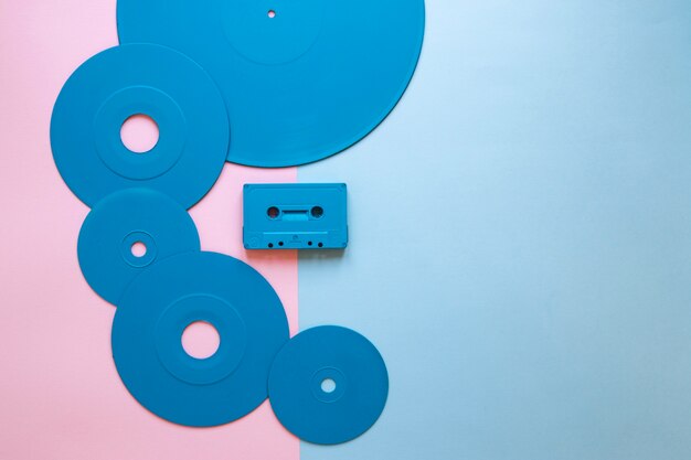 Cassette près de divers disques