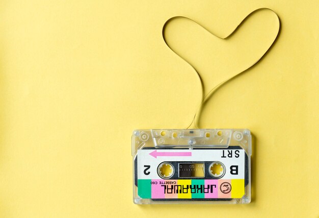 Cassette avec un symbole de coeur isolé sur fond jaune