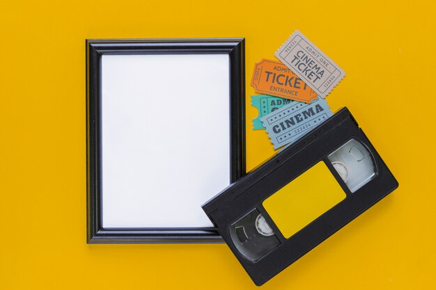 Cassette vidéo avec des billets de cinéma et un cadre