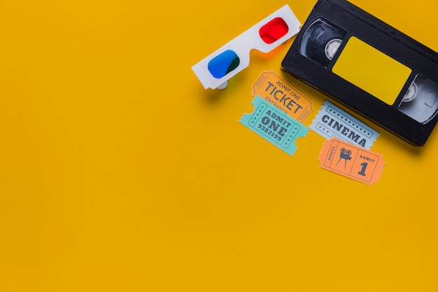 Photo gratuite cassette vidéo avec billets de cinéma et lunettes 3d