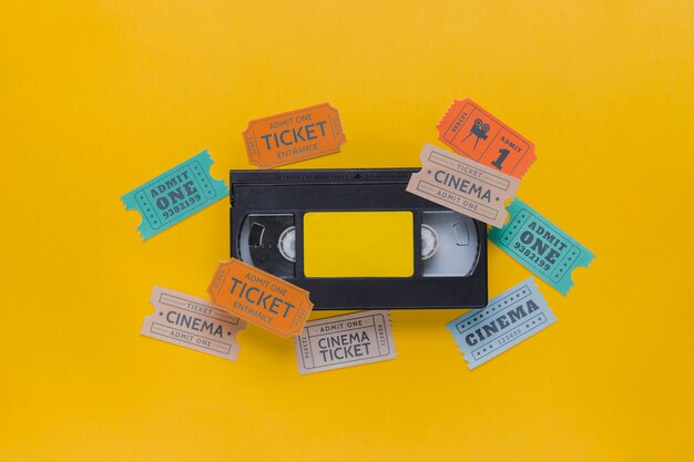 Cassette vidéo avec billets de cinéma