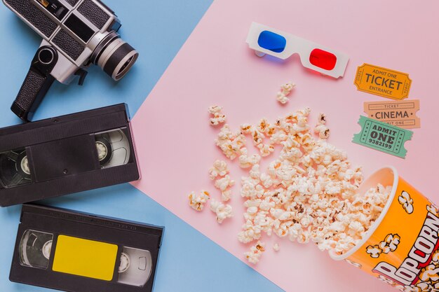 Cassette vidéo avec une caméra vidéo vintage et des pop-corn