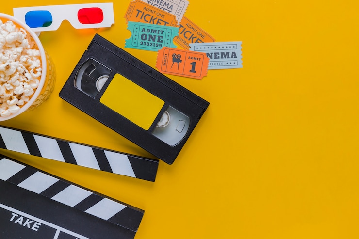 Photo gratuit cassette vidéo avec clapet et pop-corn