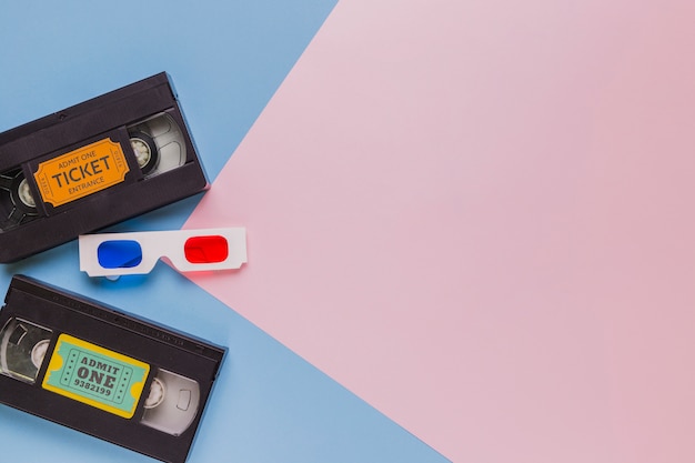 Photo gratuite cassette vidéo avec des lunettes 3d