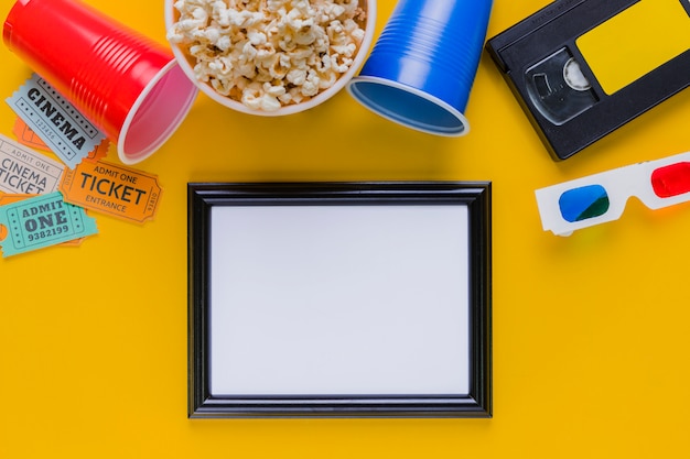 Photo gratuite cassette vidéo avec pop-corn et cadre