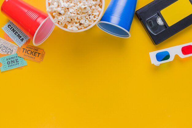 Cassette vidéo avec des pop-corn et des lunettes 3d