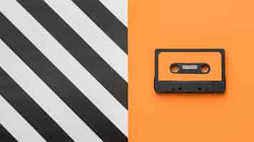 Photo gratuite cassette vintage sur fond orange et rayé