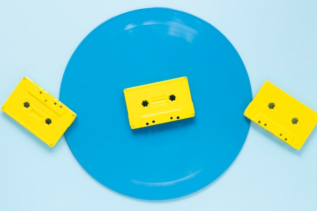 Cassettes audio à plat avec fond bleu