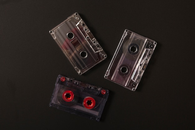 Cassettes Transparentes Sur Fond Noir