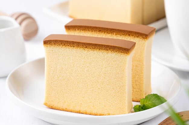 Castella Kasutera Belle Delicieuse Nourriture De Gateau Eponge En Tranches Japonais Sur Plaque Blanche Sur Table En Bois Blanc Rustique Gros Plan Copiez Le Concept De Design De L Espace Photo