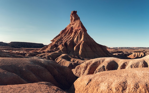 Castille de terre. Vue panoramique sur les Bardenas Reales, Navarre, Espagne. Formations de grès uniques érodées par le vent et l'eau