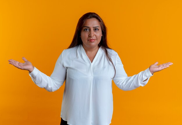 casual caucasien femme d'âge moyen se propage les mains