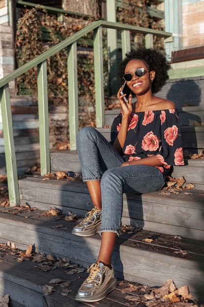 Casual femme africaine parlant au téléphone