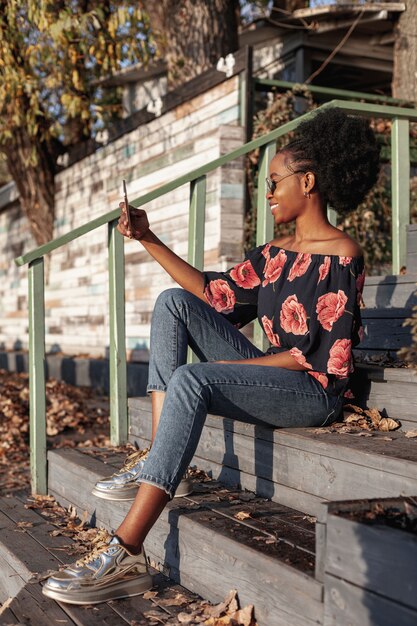 Casual femme africaine prenant un selfie