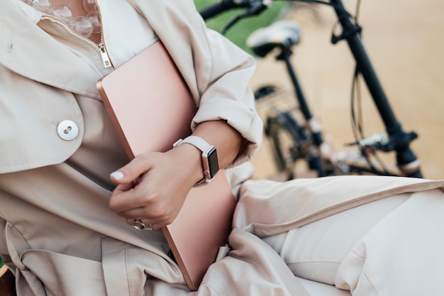 Casual femme assise sur un banc à l'extérieur