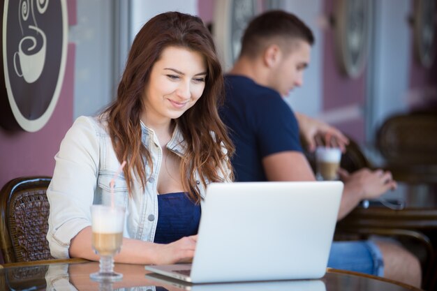 Casual femme travaillant avec son ordinateur portable