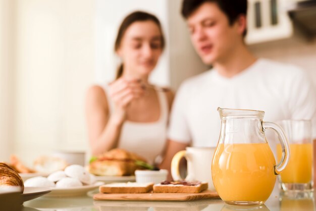 Casual jeune couple prenant son petit déjeuner ensemble