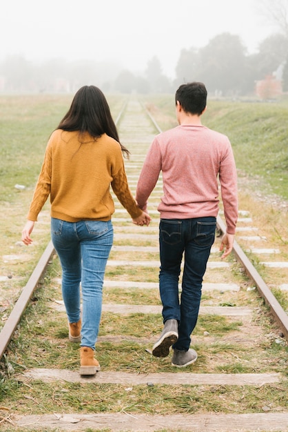 Casual jeune couple profitant d&#39;une promenade le long des pistes