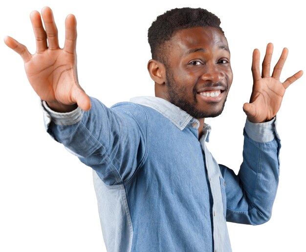 Casual jeune homme africain souriant isolé sur blanc