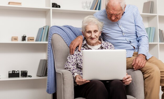 Casula senior couple using a laptop