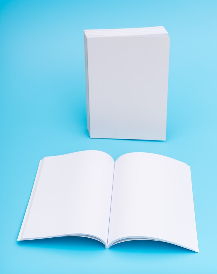 Photo gratuit le catalogue en blanc, les magazines, le livre se moquent sur fond bleu. .
