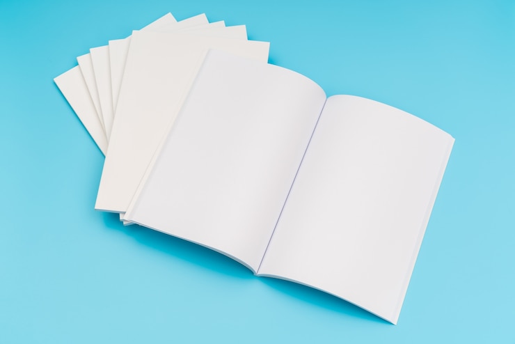 Photo gratuit le catalogue en blanc, les magazines, le livre se moquent sur fond bleu. .