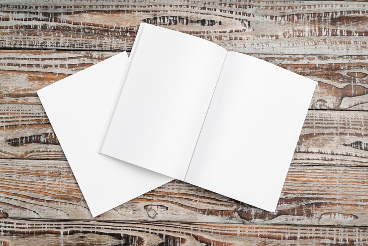 Photo gratuit le catalogue en blanc, les magazines, le livre se moquent sur le fond du bois.