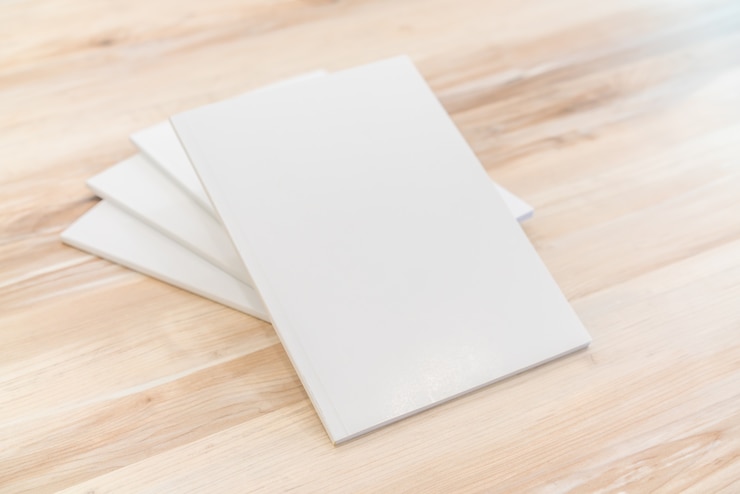 Photo gratuit le catalogue en blanc, les magazines, le livre se moquent sur le fond du bois.