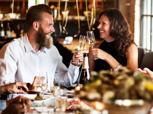 Caucasien, couple, cliquetis, lunettes, ensemble, à, restaurant