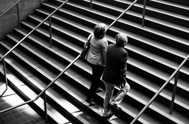 Caucasien, couple, marche, haut, escalier, ensemble