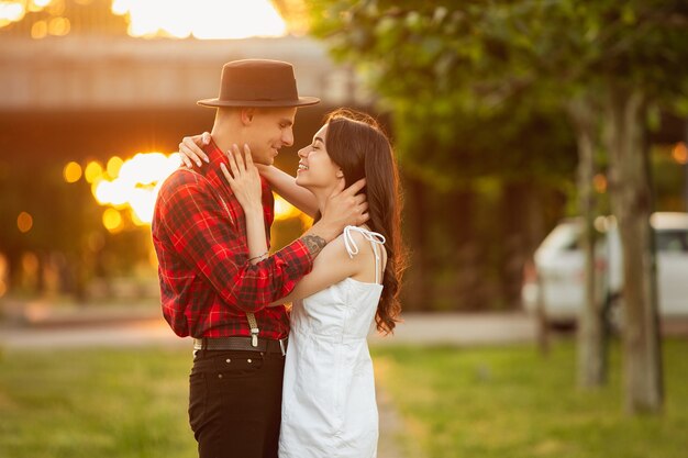 Caucasien jeune et heureux couple profitant d'un pique-nique dans le parc le jour d'été