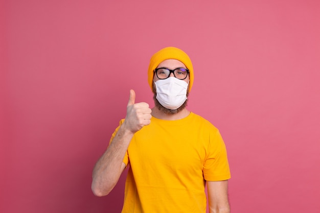 Caucasien jeune homme à lunettes avec masque médical à usage unique pour prévenir l'infection, les maladies respiratoires telles que la grippe