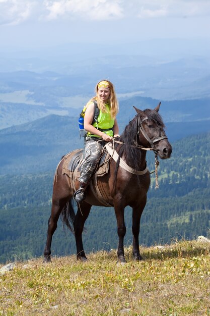 Cavalier à cheval à la montagne