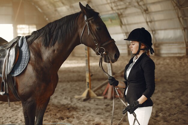 Le cavalier s'entraîne avec le cheval