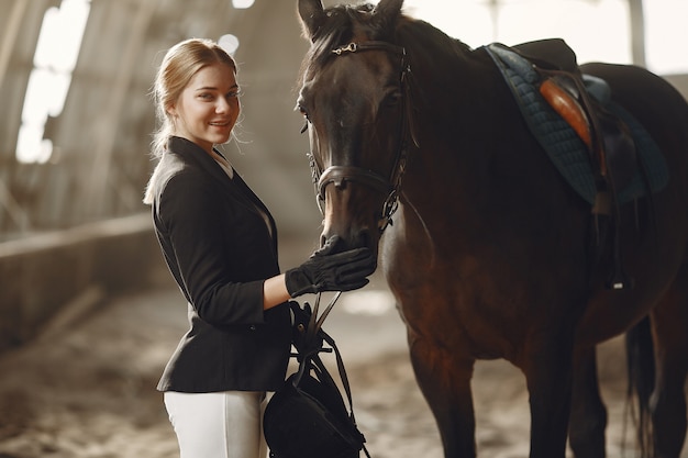 Photo gratuite le cavalier s'entraîne avec le cheval