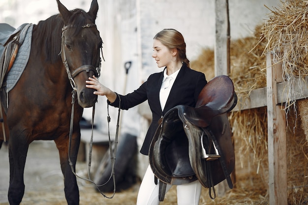 Le cavalier s'entraîne avec le cheval