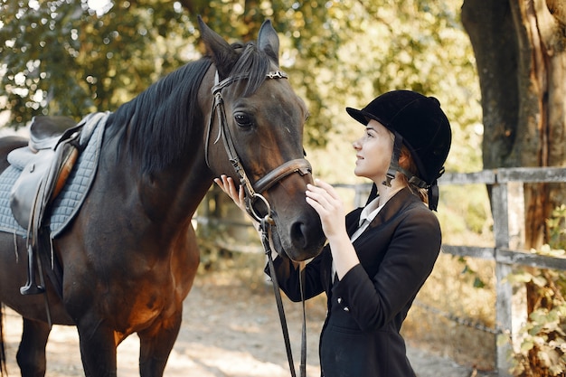 Le cavalier s'entraîne avec le cheval