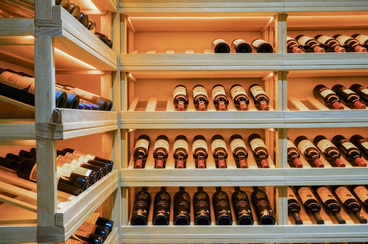 Photo gratuit cave avec des bouteilles