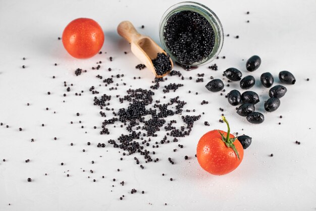 Caviar noir aux olives noires et tomates