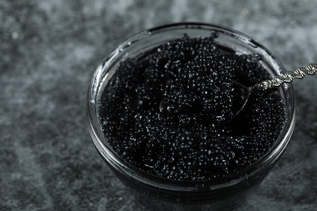 Caviar noir dans un bocal en verre