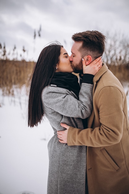 CCouple s&#39;embrasser dans un parc d&#39;hiver