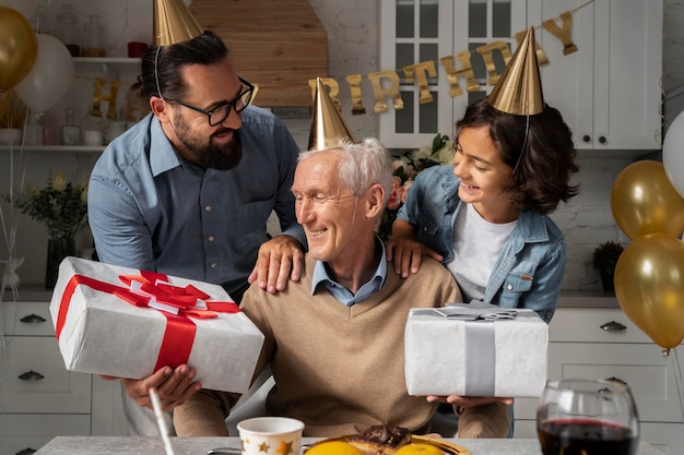 Célébration d'anniversaire senior à plan moyen