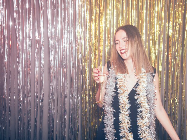 Célébration du nouvel an avec une fille blonde