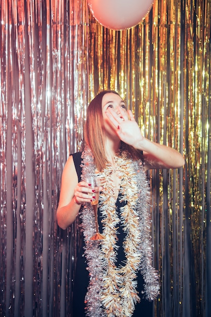 Célébration du nouvel an avec une fille de fête