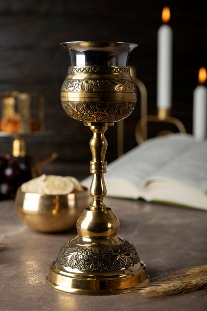 Célébration eucharistique avec calice et bible