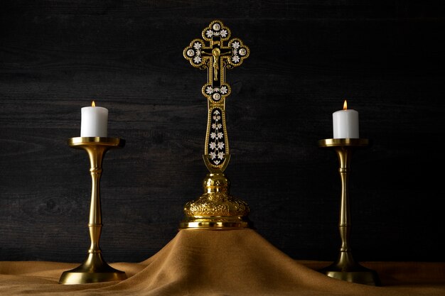 Célébration eucharistique avec croix et bougies